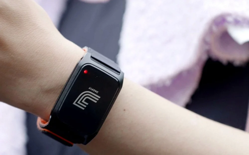 圖／JACFIT推出的JMATE2運動手環結合免費Jacfit App，提供隨時可啟動、容易堅持、成本最低的運動方式。（成強科技提供）