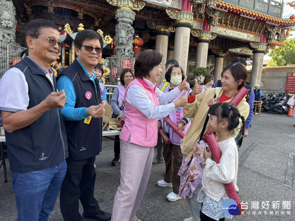 潭子發水果月曆被問綠營勁敵 楊瓊瓔:延續盧秀燕基礎「好上加好」