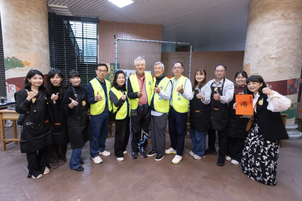 圖／「逸鵝書屋」書法攤位服務陣容龐大，是最吸引注意的特別攤位。（松山社區大學 提供）
