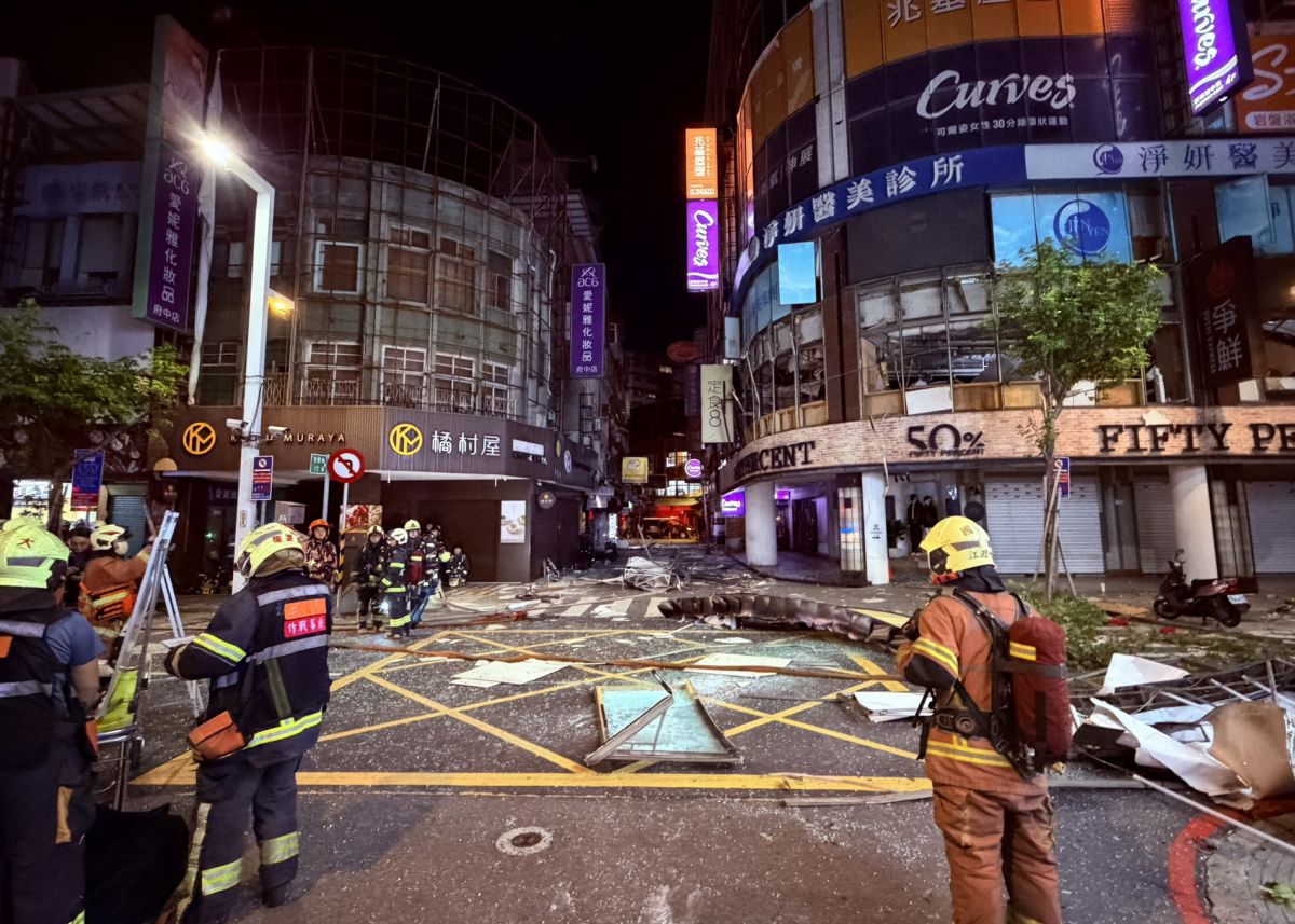 圖／新北市板橋區府中商圈今（8）日凌晨發生氣爆意外。（新北市政府消防局提供）