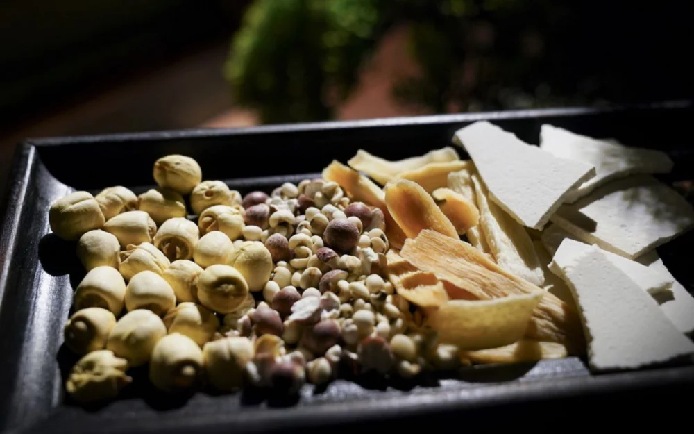 圖／廖振凱醫師呼籲，四神湯以山藥、茯苓、芡實、蓮子燉煮，屬於平補、健脾益氣、調理腸胃的溫和補品，適合多數民眾在冬季飲用。（台北慈濟醫院提供）