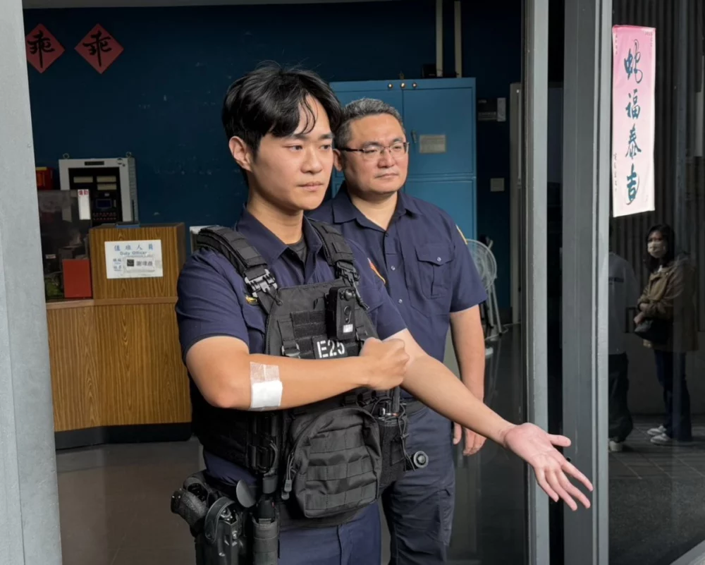 圖／警方逮捕邱男的過程中，造成一名員警的手部受傷。（蘆洲分局提供）