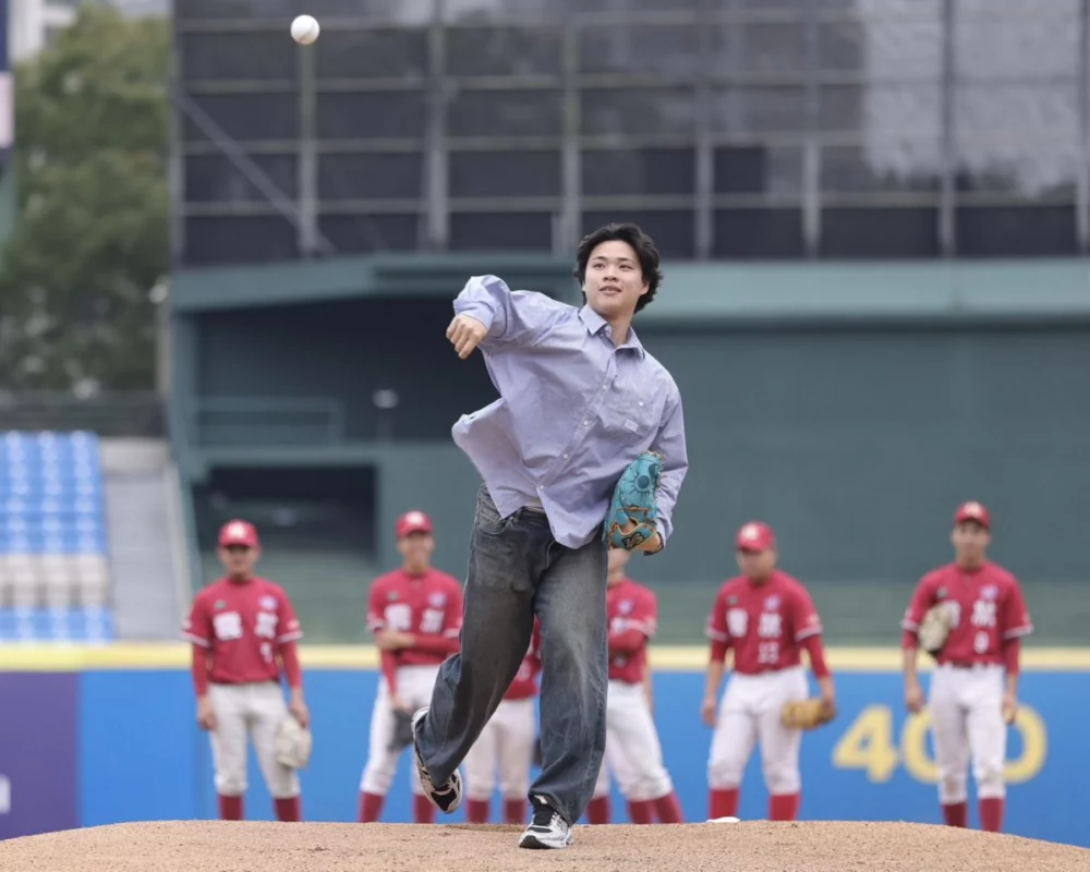 圖／2025新北富邦U18冠軍戰開賽前邀畢業於榖保家商、現職日本職棒北海道日本火腿鬥士隊投手孫易磊擔任開球嘉賓。（新北市政府體育局提供）