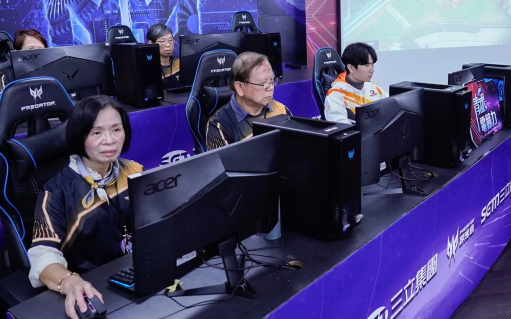 圖／長輩和年輕人組隊挑戰MOBA遊戲《G9：League of Aces》。（新北市政府社會局提供）