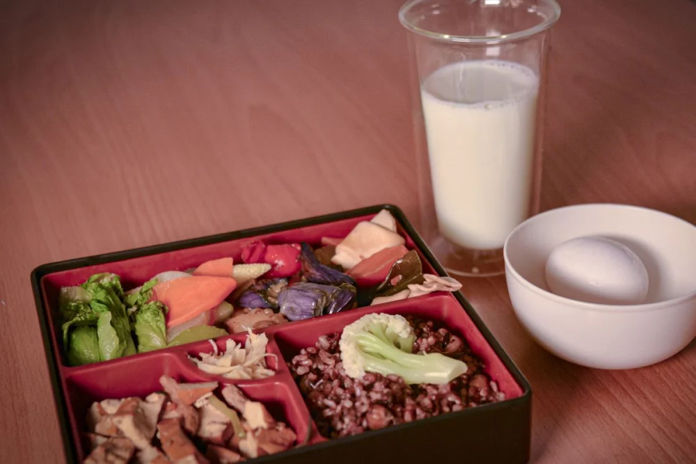 圖／維生素營養攝取均衡很重要，奶蛋素食者每日可透過1-2杯牛奶及一顆雞蛋達攝取量，全素食者或年長者或孕、哺乳婦者，以補充劑為較理想的來源。（台北慈濟醫院提供）