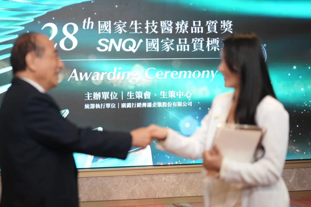 圖/SNQ創辦人王金平 與 營養師高敏敏 合影 受國家品質標章獎 肯定。(白袍聯盟 翁兆緯 攝)