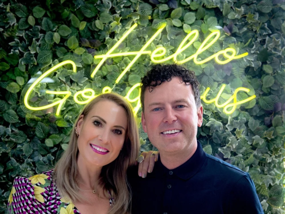 Dr.PAWPAW英國木瓜霜創辦人了幫女兒尋找天然、溫和且有效的潤膚產品,從木瓜果實中發現卓越的修護與保濕力量,結合蘆薈與植物萃取成分,研發出明星產品。