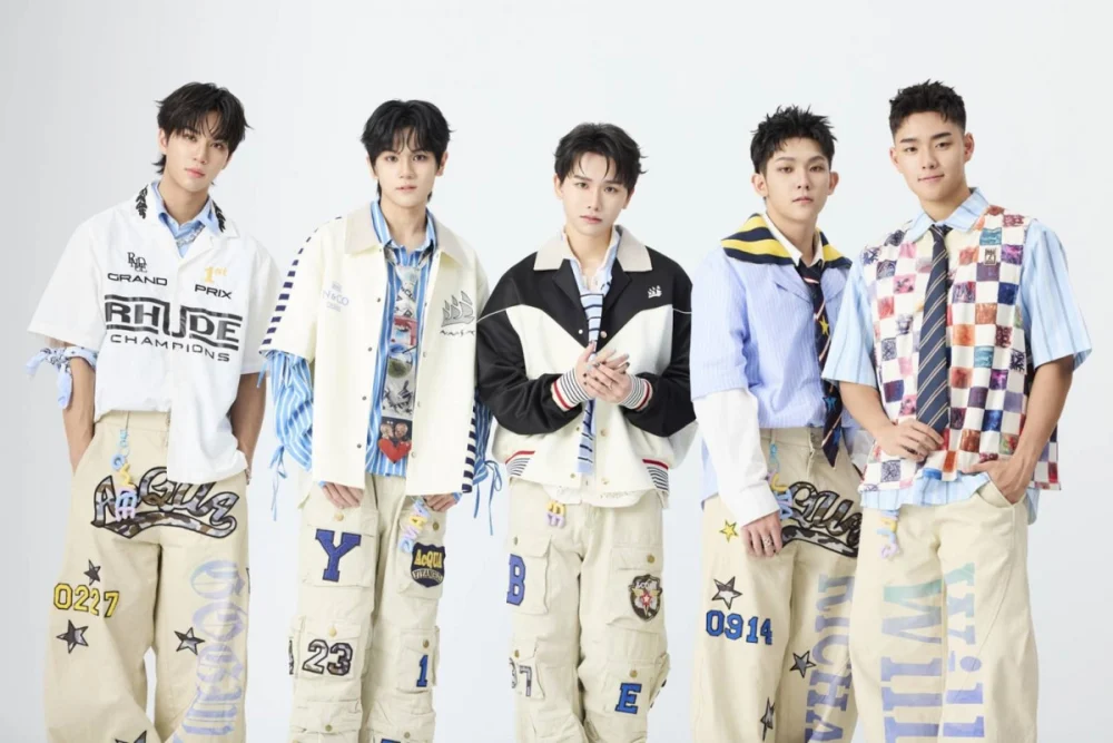 AcQUA源少年要用成熟蛻變的男聲,在高雄跨年舞臺上展現成長與自我風格。(圖/高雄市府新聞局、年代提供)