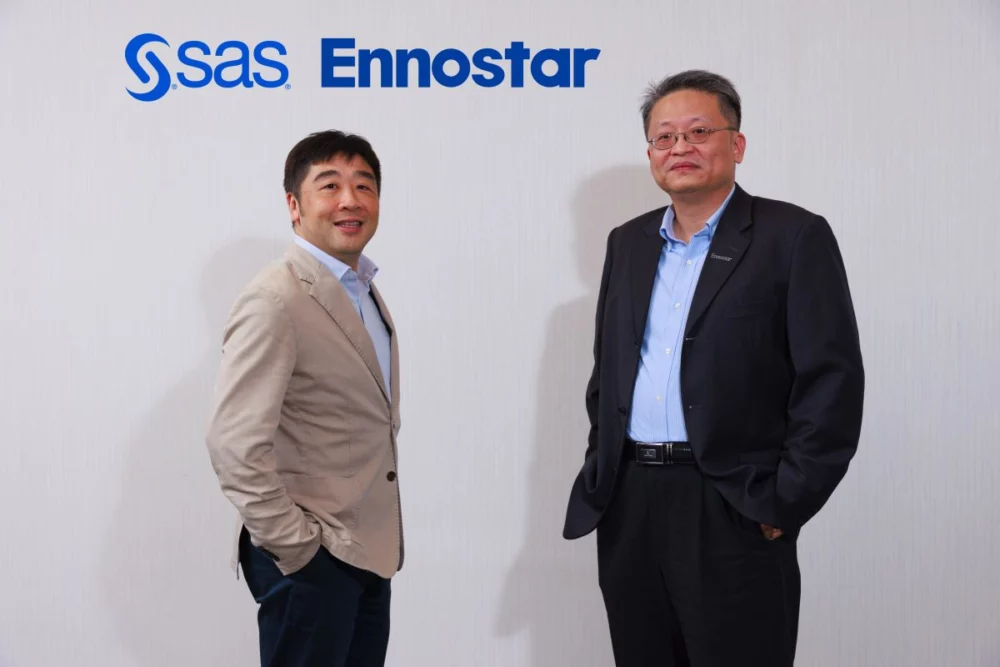 圖／富采資訊長趙紘慶（右）、SAS 台灣總經理龔律安（左）透過策略合作，以 AI 推動半導體製程優化。（SAS 提供）