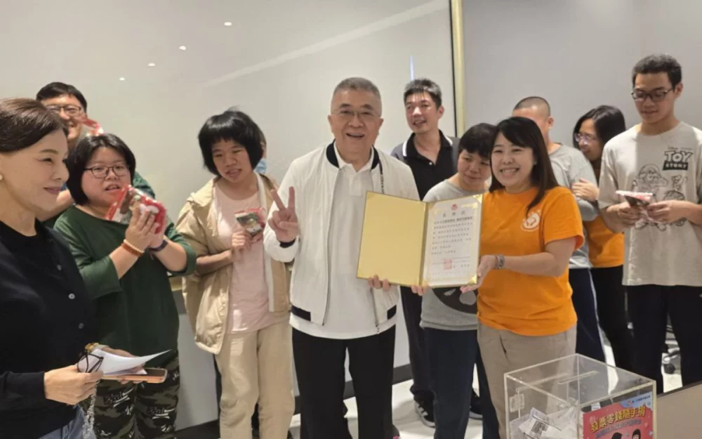 圖/「第一社會福利基金會」到場頒發感謝狀。(五常里長林忠諺提供)