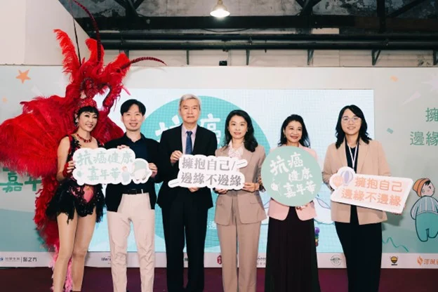 圖／ 「2025抗癌健康嘉年華」點燃希望，由左至右依序為 抗癌大使 唐玲、臺北市聯合醫院 姜冠宇醫師、國家衛生研究院 司徒惠康院長、衛生福利部國民健康署 沈靜芬署長、立法委員林楚茵，以及 精拓生技 吳詩培營運長。