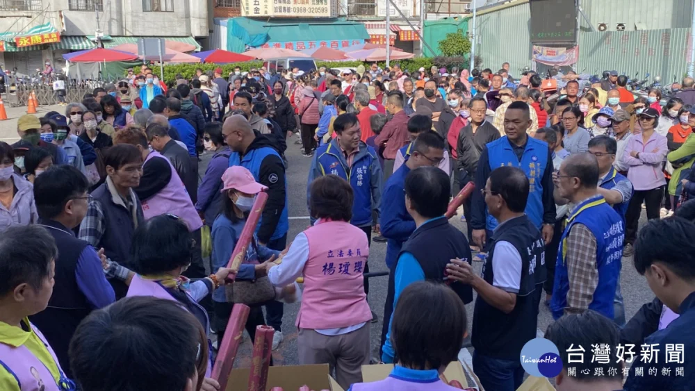 楊瓊瓔發送2026年水果月曆,吸引大批鄉親排隊領取。