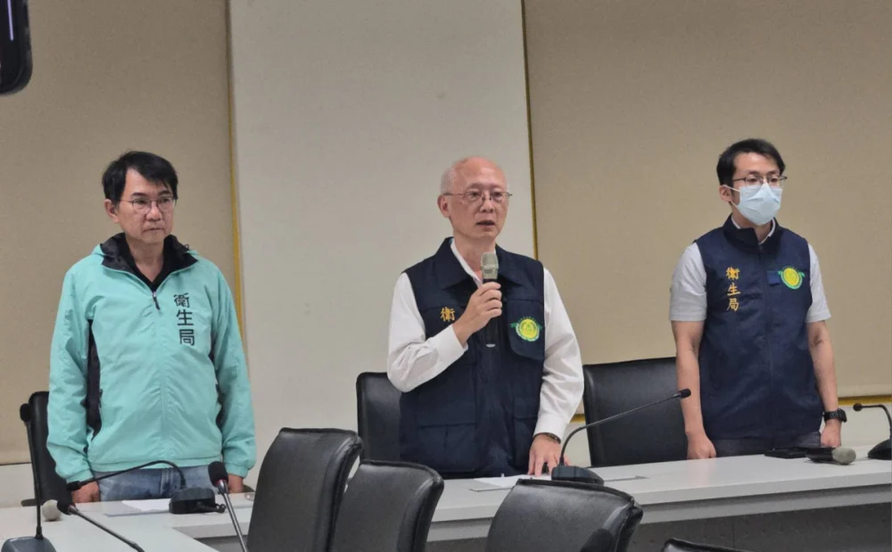 高雄市府衛生局局長黃志中（中）、副局長潘炤穎（左）、檢驗科科長林學慶（右）。（圖／高雄市府衛生局）