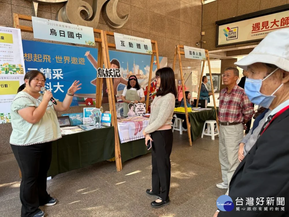 2025嶺東科大商管學院USR成果展暨食農教育市集活動-烏日國中介紹USR社區實踐學生成果。(圖/嶺東科技大學)