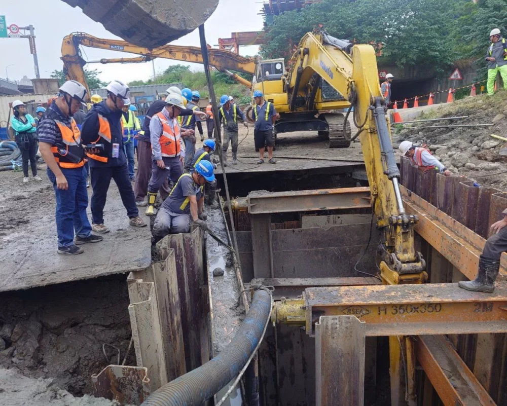 圖/淡水區因淡北道路工程挖破自來水幹管,超過 6 萬戶連續多日停水。(新北市政府工務局提供)