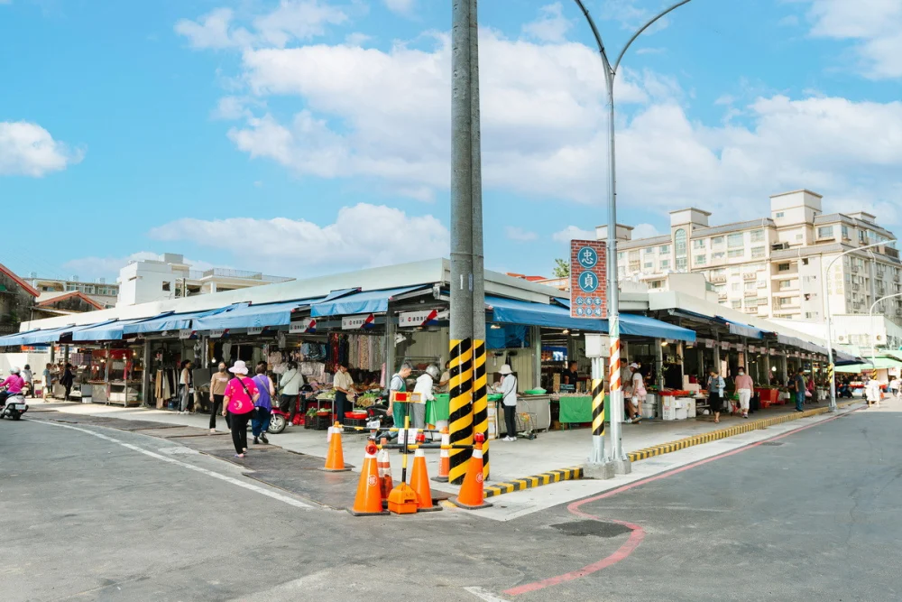 「忠貞公有零售市場」是桃園最具特色的在地市場之一。


” style=”width:100%; height:auto; display: black;”/></p>
<h4  style=