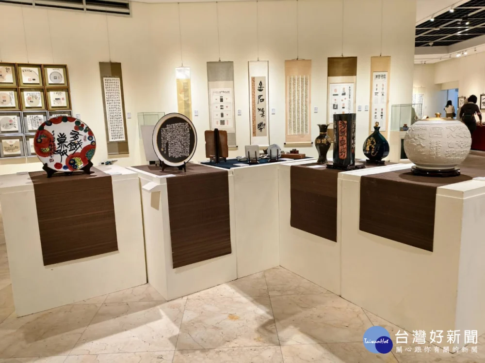 筆墨有情、金石有韻,賴錦源「十年藝覺金石夢」作品展登場。圖/記者鄧富珍攝