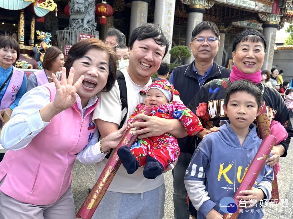 年輕父親抱著孩子等了近2小時領取水果月曆。