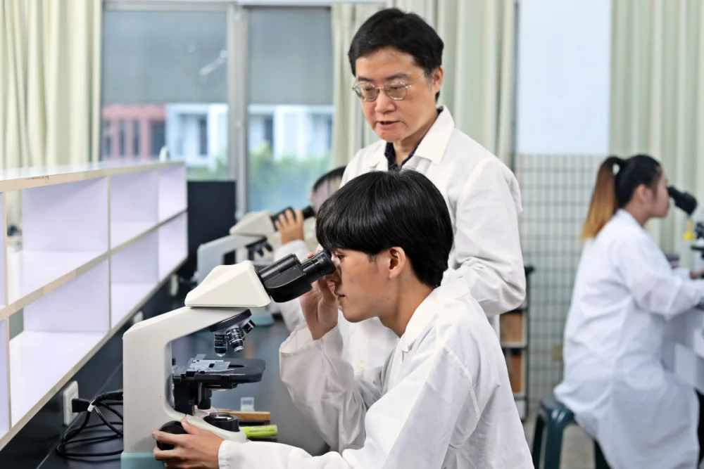 食科系教授蔡政志(立者)長期從事益生菌與功能性食品研究。（弘光科大提供）