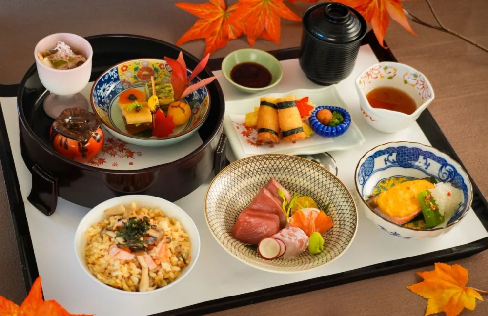 圖／莞固和食推出的期間限定「柔御膳」，以小懷石式的多層次菜序與細膩手法打造用餐儀式感，成為近期許多年末聚會族群的熱門選擇。（莞固和食 提供）