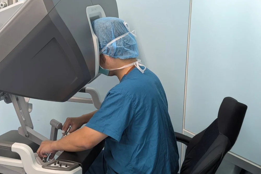 彰基同時配置達文西多孔系統與SP單孔系統,針對不同手術需求互補運用,為病人量身打造更精準、個人化的微創治療。圖/彰基醫院提供