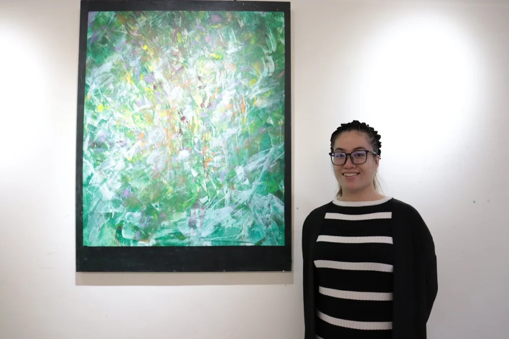 美髮師斜槓成畫家　不羈畫風引歐洲注目