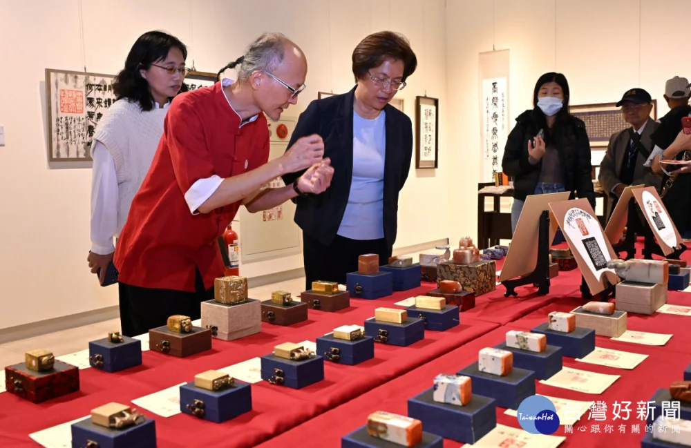 筆墨有情、金石有韻,賴錦源「十年藝覺金石夢」作品展登場。圖/記者鄧富珍攝