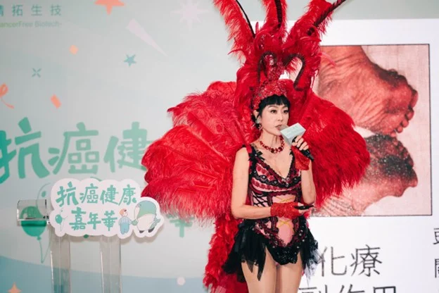 圖/抗癌大使唐玲分享勇敢抗癌的經歷,赤紅如燄的羽毛象徵著重生,宛如浴火鳳凰。