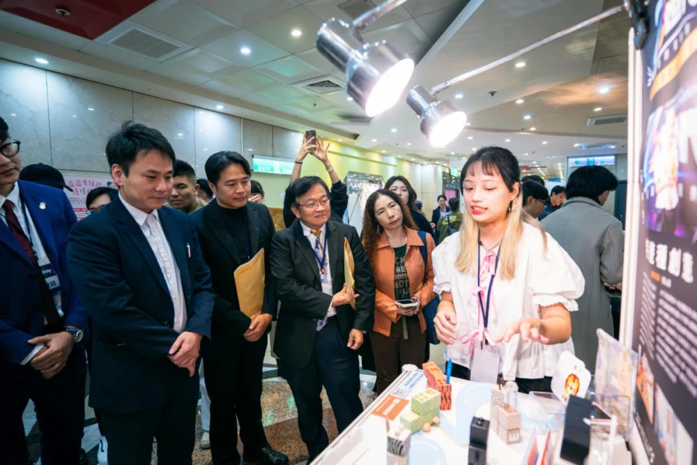 募資組第二名團隊-特遊種創意向與會嘉賓介紹產品特色及理念。