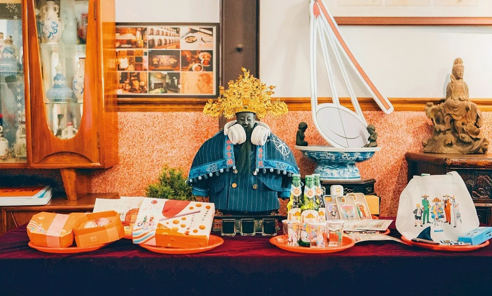 台北霞海城隍節結合在地時裝品牌與文化創意,讓城隍爺化身為走入當代的「西裝歐巴」。(圖/台北霞海城隍廟)