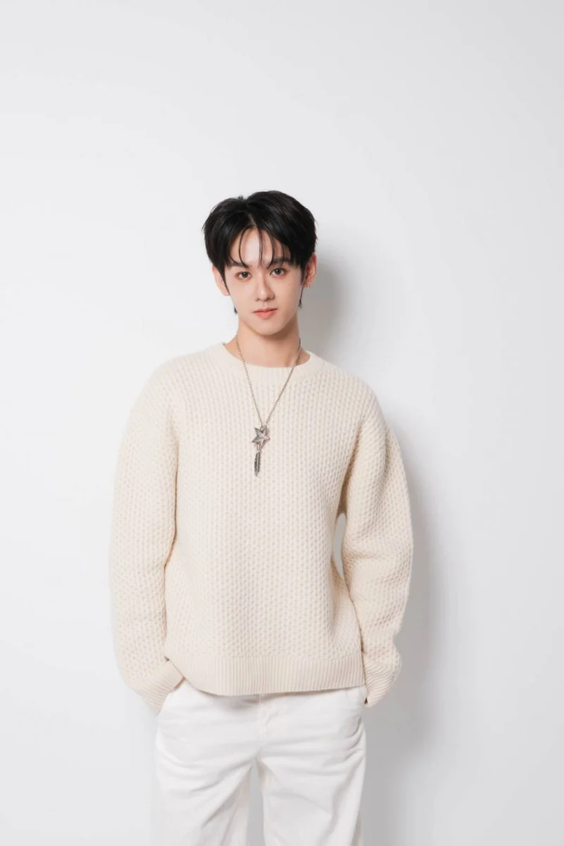 洪暐哲將為「2026雄嗨趴」帶來深情歌聲與熱力唱跳,用滿滿能量點燃全場。(圖/高雄市府新聞局、年代提供)