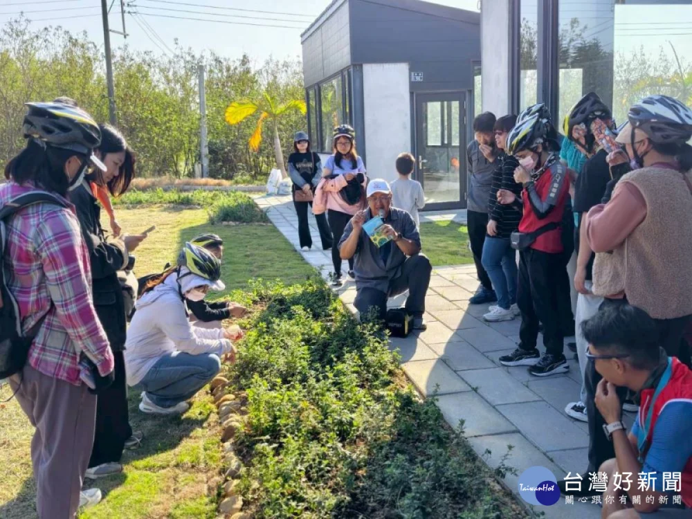 「天后遍路一日騎旅」沿著海線單車漫騎、拜訪信仰據點-新埔社區進行淺山植物走讀。(圖/地方中心)