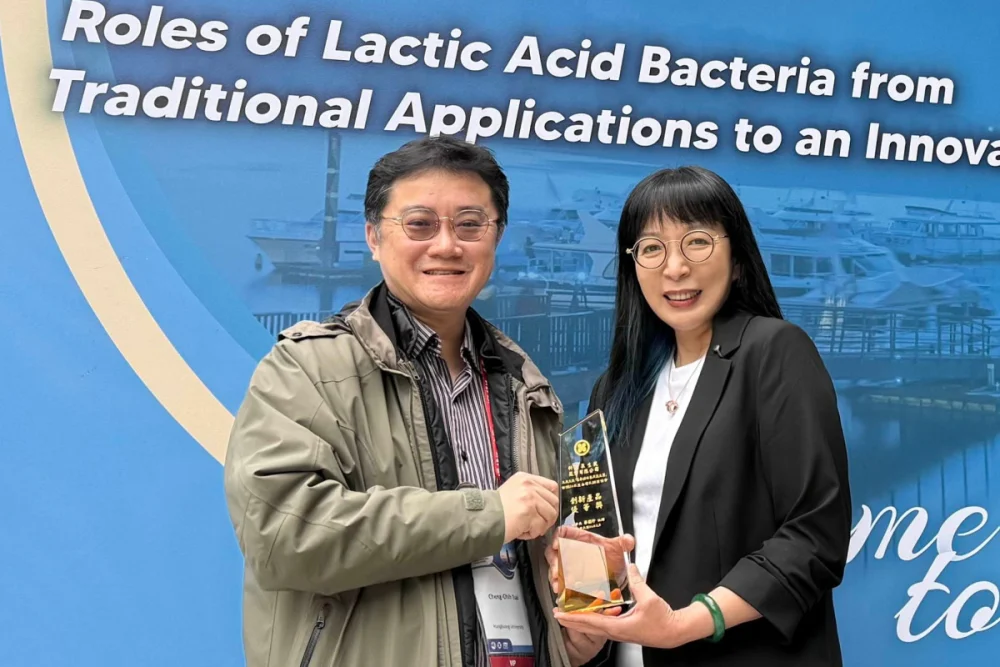 弘光科大食科系教授蔡政志(左)帶領團隊開發的專利菌株NBM01，與生泉生技合作應用於孕媽咪專用益生菌，榮獲第15屆亞洲乳酸菌研討會「創新產品優等獎」。（弘光科大提供）