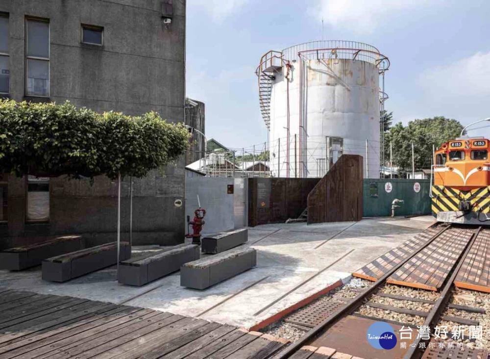 耐候鋼的現代俐落線條與老火車的厚重機械感形成強烈對比。圖/參山處提供