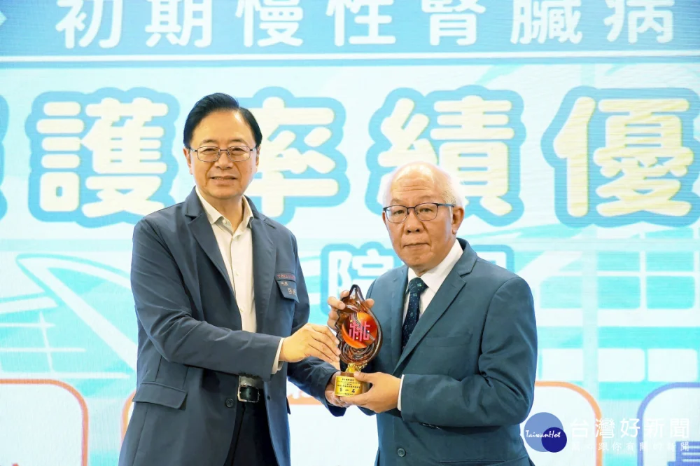 聯新國際醫院獲得114年桃園市衛生局初期慢性腎臟病照護醫院組績優獎第一名，張善政市長頒獎給許詩典院長