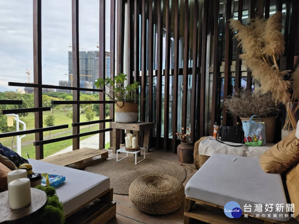 波希米亞野餐風休憩餐飲區，以布幔、地毯、棧板桌、抱枕與植栽打造多層次氛圍