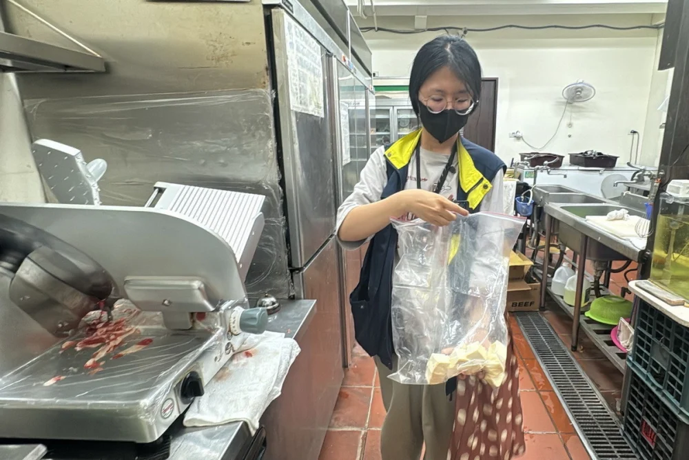 桃園市政府衛生局稽查人員進行冬季應景食品抽驗。