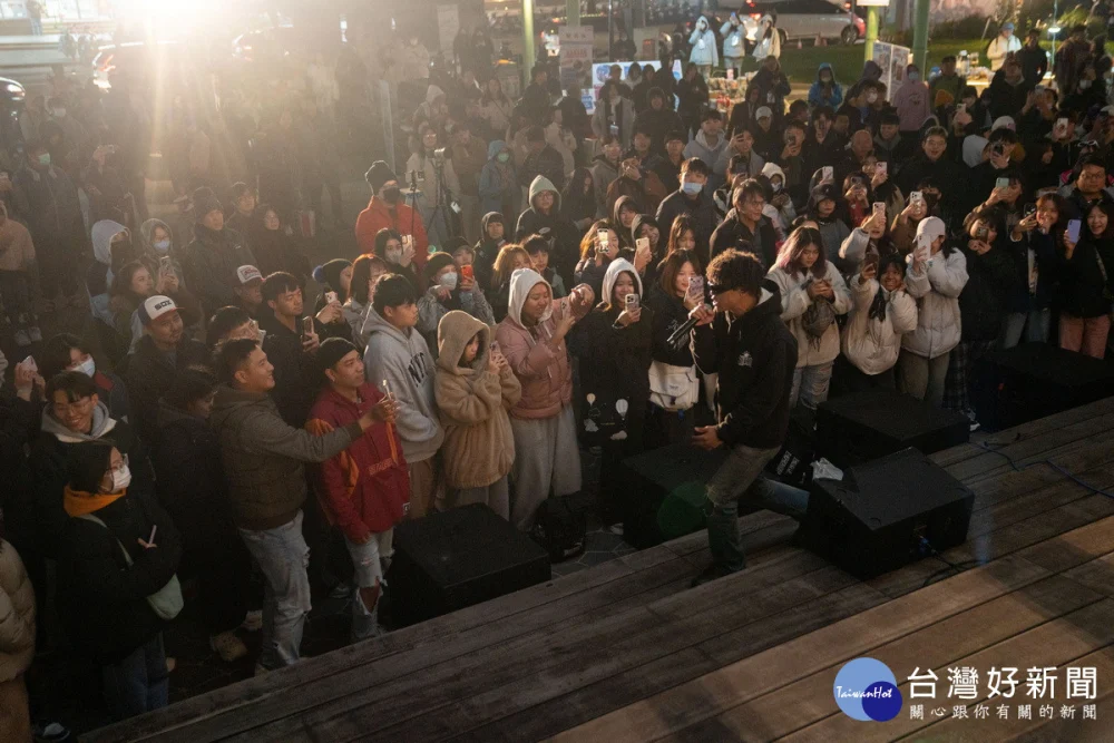 原民藝人以熱力四射的舞台演出炒熱全場氣氛。(113年露瑪遛音樂節)