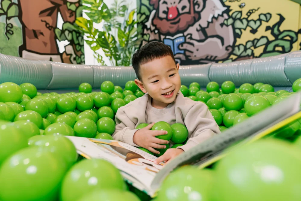 「放大鏡與縮小燈：縮放自如主題書展」現場照片： 在滿滿豌豆粒中閱讀，親自感受縮放的有趣。攝影／美好日子電影有限公司。圖片提供／桃園市立美術館