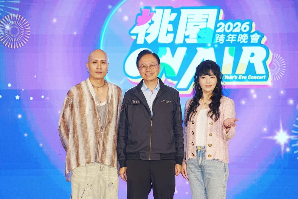 桃園市長張善政於記者會中和藝人唐綺陽、YELLOW黃宣合影。


” style=”width:100%; height:auto; display: black;”/></p>
<figcaption id=