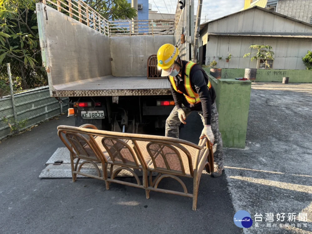 大型家具清運更彈性！彰化縣新增「以件、隨袋計價」，民眾過年前整理更省、更方便。圖／彰化縣政府提供