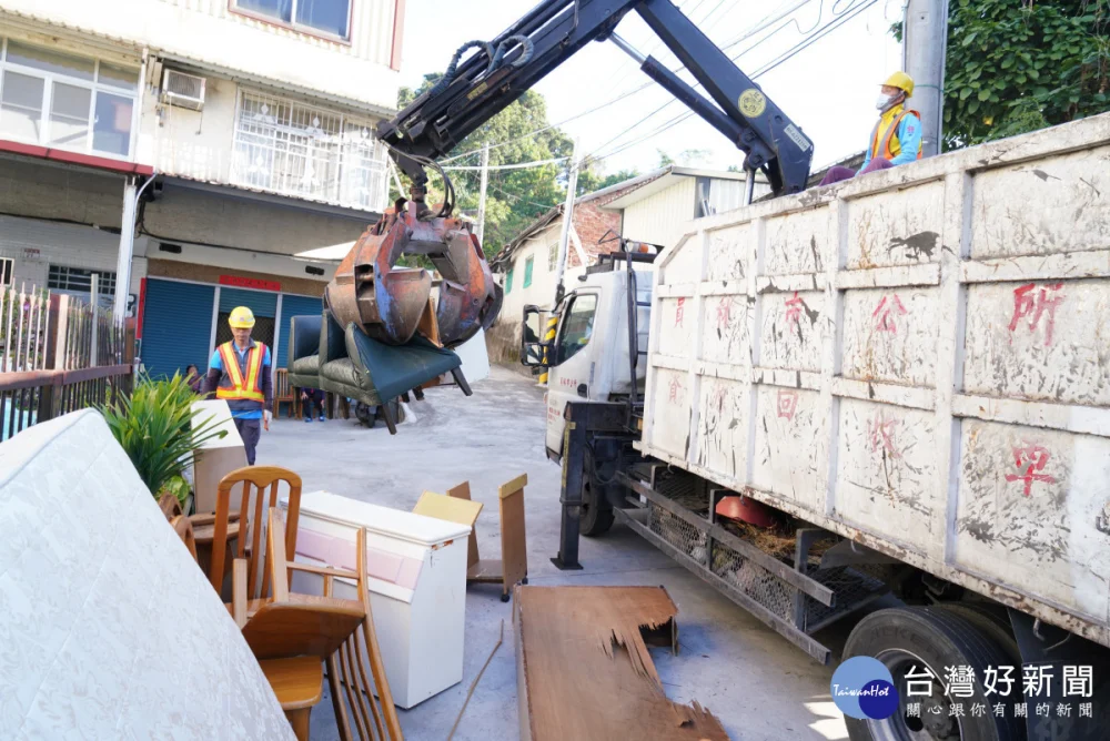 大型家具清運更彈性！彰化縣新增「以件、隨袋計價」，民眾過年前整理更省、更方便。圖／彰化縣政府提供
