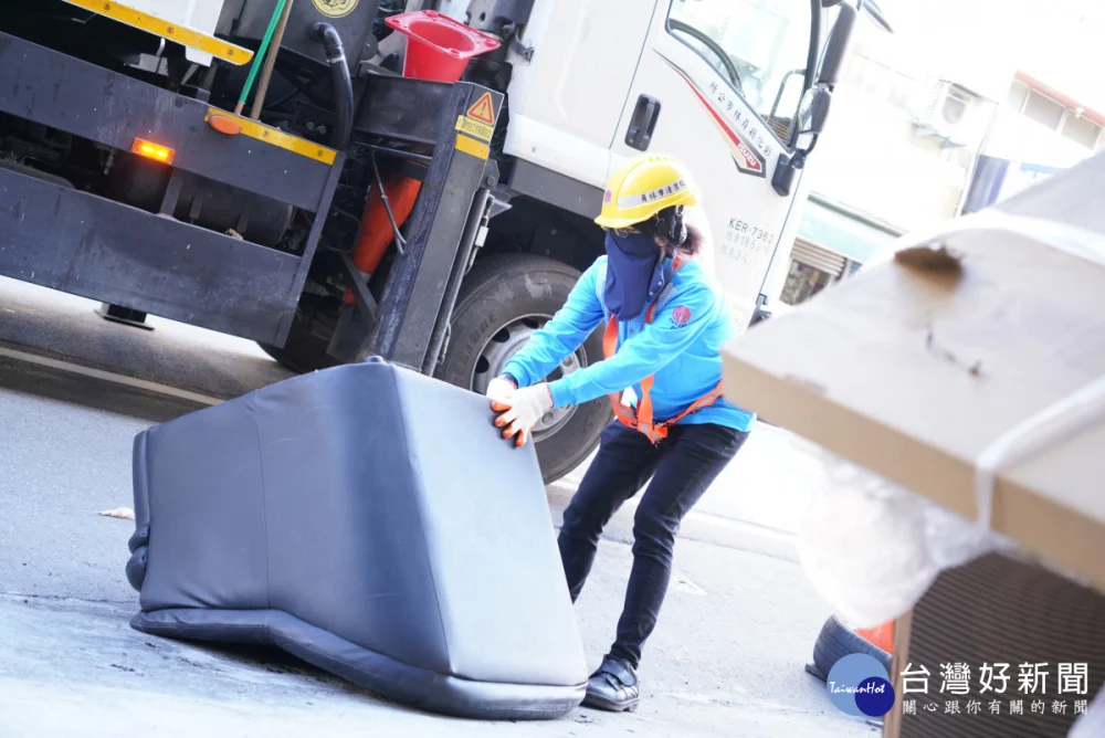 大型家具清運更彈性！彰化縣新增「以件、隨袋計價」，民眾過年前整理更省、更方便。圖／彰化縣政府提供