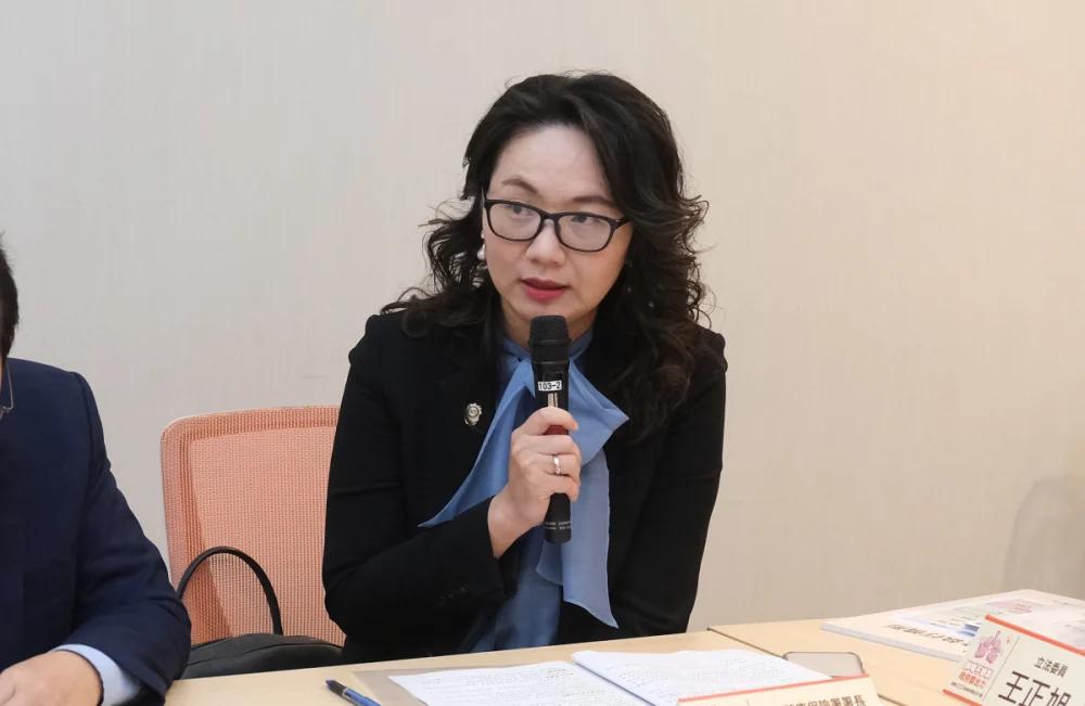 健保署陳亮妤署長表示針對新藥給付，未來會成立CHPTA擴增醫療科技評估量能，提高各個支付的成本效益。