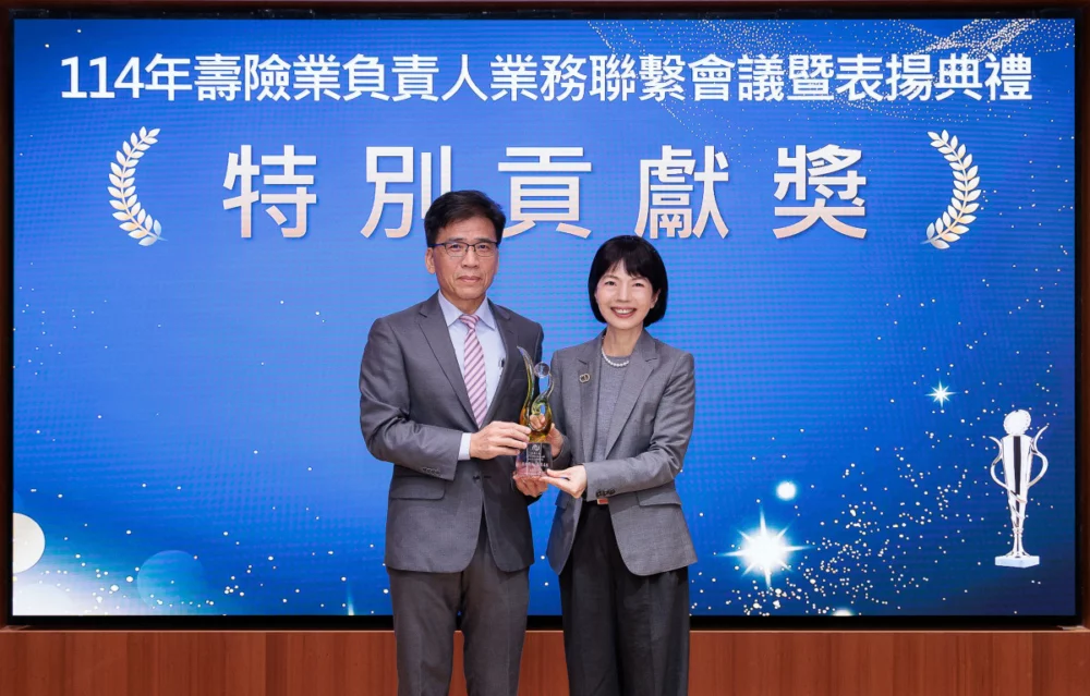 業界唯一！凱基人壽「花蓮光復鄉援助志工團體保險」創舉，公私協力回應社會需求，由金管會彭金隆主委頒發「特別貢獻獎」表揚，凱基人壽郭瑜玲總經理代表受獎。另獲衛福部致贈感謝狀，榮獲國家級雙項肯定。