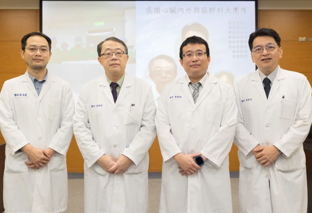 團隊成員左起：心臟血管外科蔡孟達主任、心臟血管科蔡惟全主任、心臟血管科黃睦翔醫師、內科部劉秉彥主任