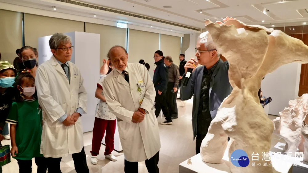 鄭良珊醫師（左一）為現場來賓做創作導覽。圖／秀傳醫院提供