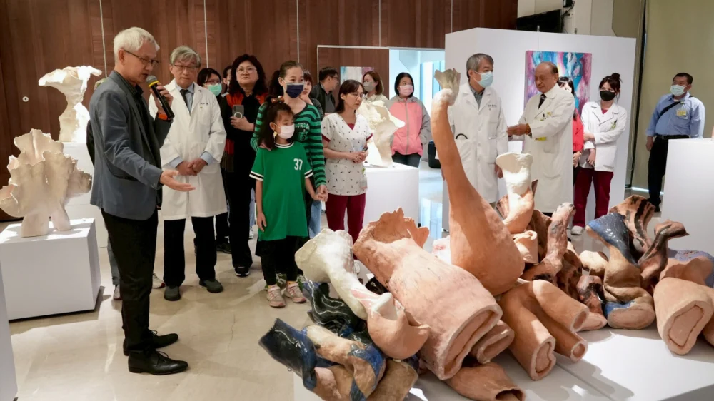 鄭良珊醫師(左一)為現場來賓做創作導覽。圖/秀傳醫院提供
