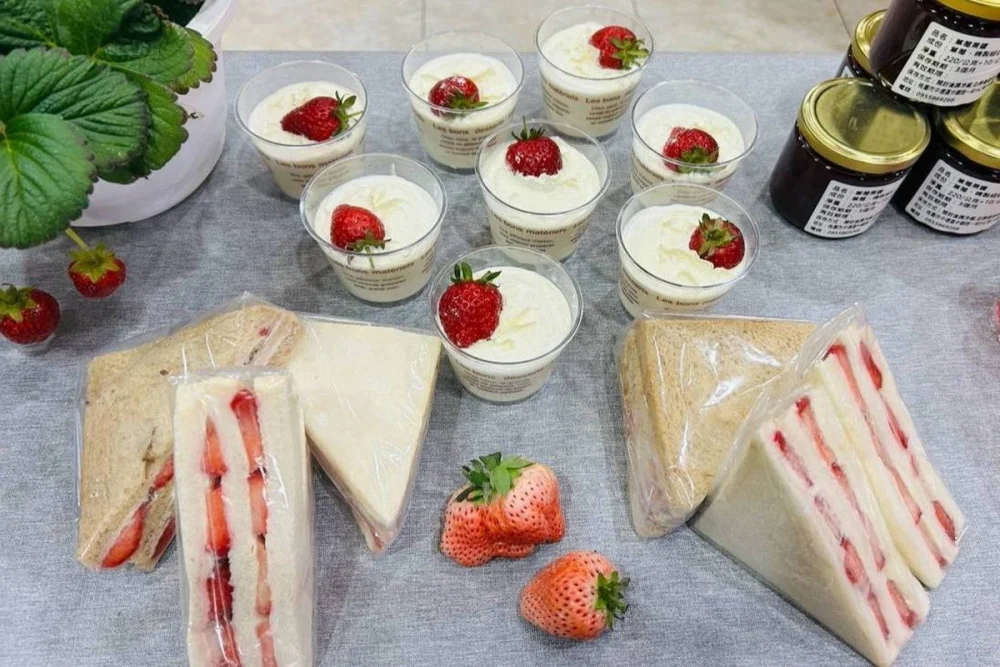 「桃園草莓聖誕市集」12/25登場， 草莓食農體驗12/19起免費開搶。


” style=”width:100%; height:auto; display: black;”/></p>
<h4 style=