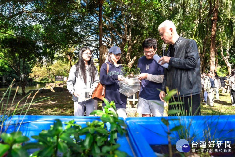 元智大學水生植物種原方舟計畫展現跨領域合作成果，化材系王清海教授（右二）團隊參與水質監測與數據管理